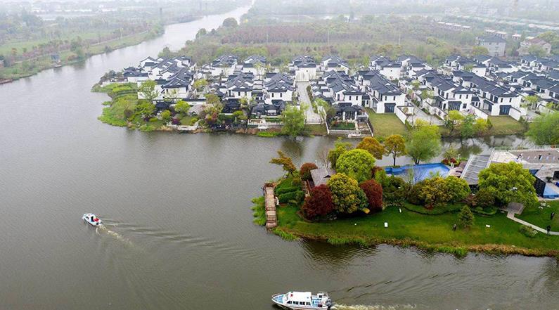 水韻湖城太清沿岸長(zhǎng)興縣楊家浦國(guó)控?cái)嘌桓?></a>
		<figcaption>
<h4>水韻湖城太清沿岸長(zhǎng)興縣楊家浦國(guó)控?cái)嘌桓?/h4>
<em>河道生修復(fù)工程</em>
<p>本工程位于洪橋鎮(zhèn)，本次生態(tài)修復(fù)范圍為北橫港及其叉港，東段為楊家浦閘至圖影扶欄橋段，西段為楊家浦港至陽(yáng)墩漾，主河道總長(zhǎng)7.36km，叉港總長(zhǎng)8.15km。所需松木樁規(guī)格為3米小頭11-12CM型號(hào)，所用數(shù)量為:10萬(wàn)根左右。松木樁在生態(tài)修復(fù)中可以發(fā)揮重要作用。它可以幫助改善水土流失，保護(hù)水體，減少污染物向水體的遷移，促進(jìn)水體環(huán)境的恢復(fù)。</p>
</figcaption>
		</figure>
			    <figure class=