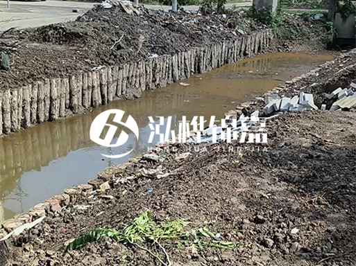 農(nóng)村最便宜的護(hù)坡做法-松木樁護(hù)坡靠譜嗎？