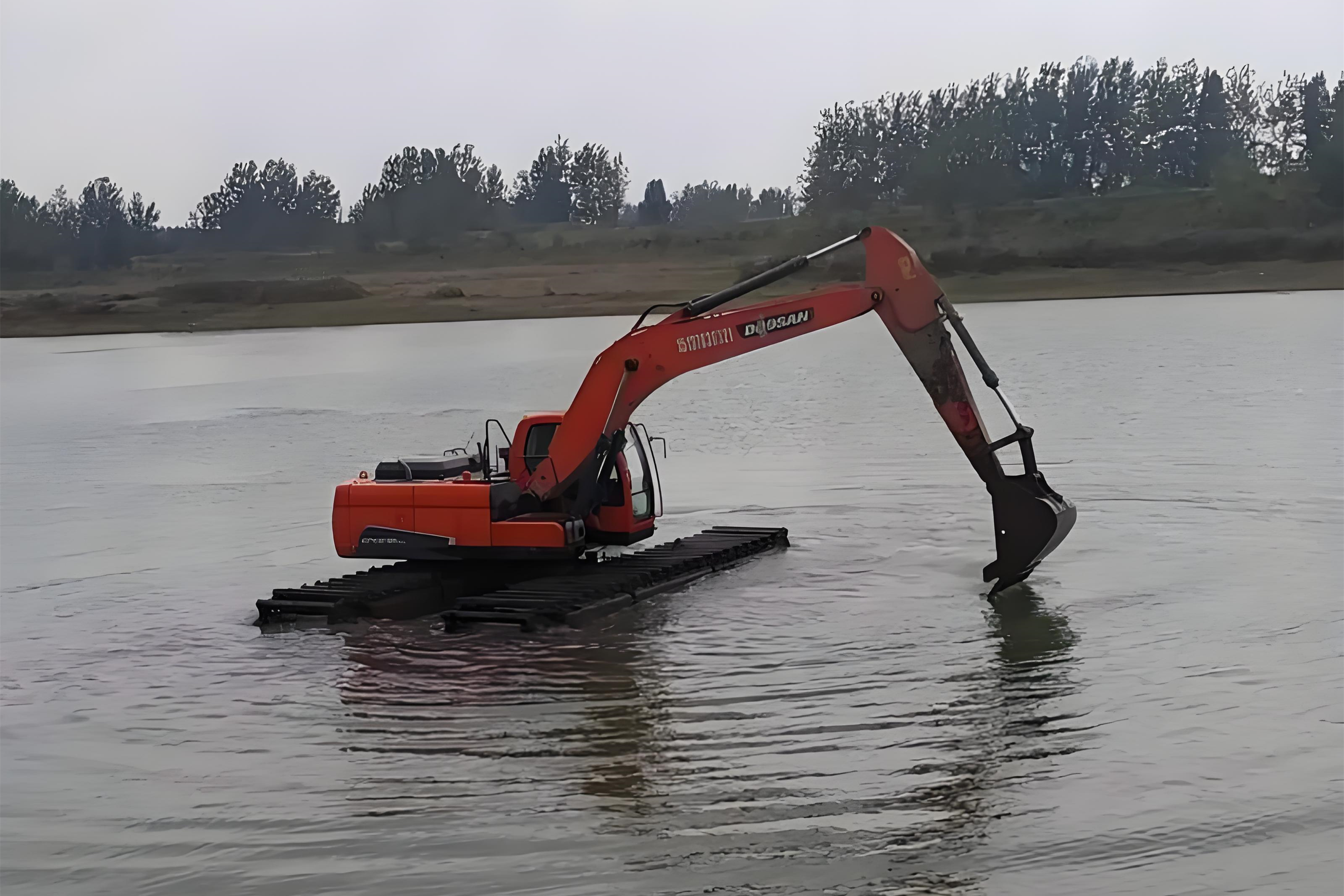 南昌水挖清淤團(tuán)隊泓樺錦嘉-大面積沼澤地清淤總價一般什么范圍？