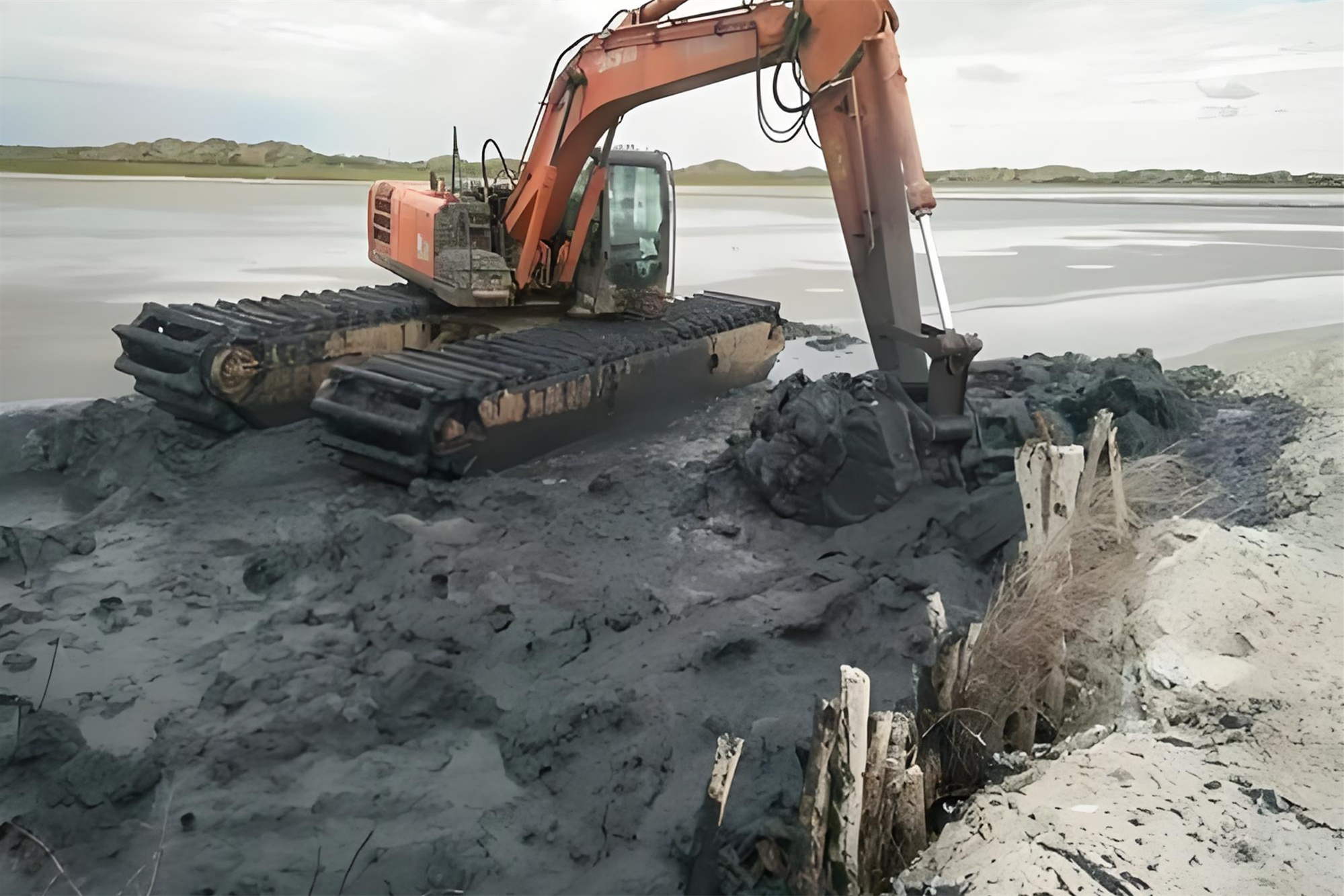 淮南水挖清淤團(tuán)隊泓樺錦嘉 - 小型水挖清淤適合鄉(xiāng)村溝渠作業(yè)嗎？