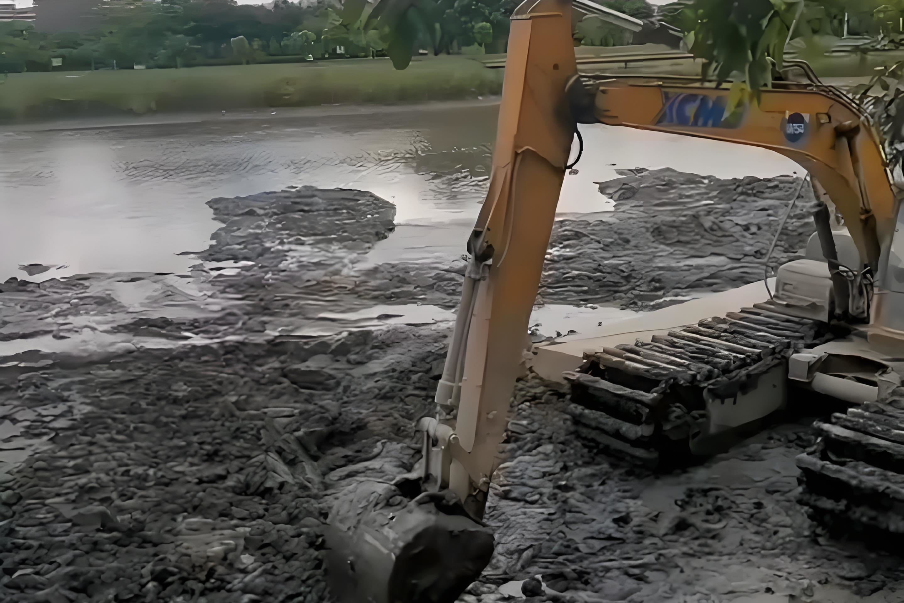 廣東東莞挖機清淤施工隊-水塘清淤需要請專業(yè)隊伍嗎？