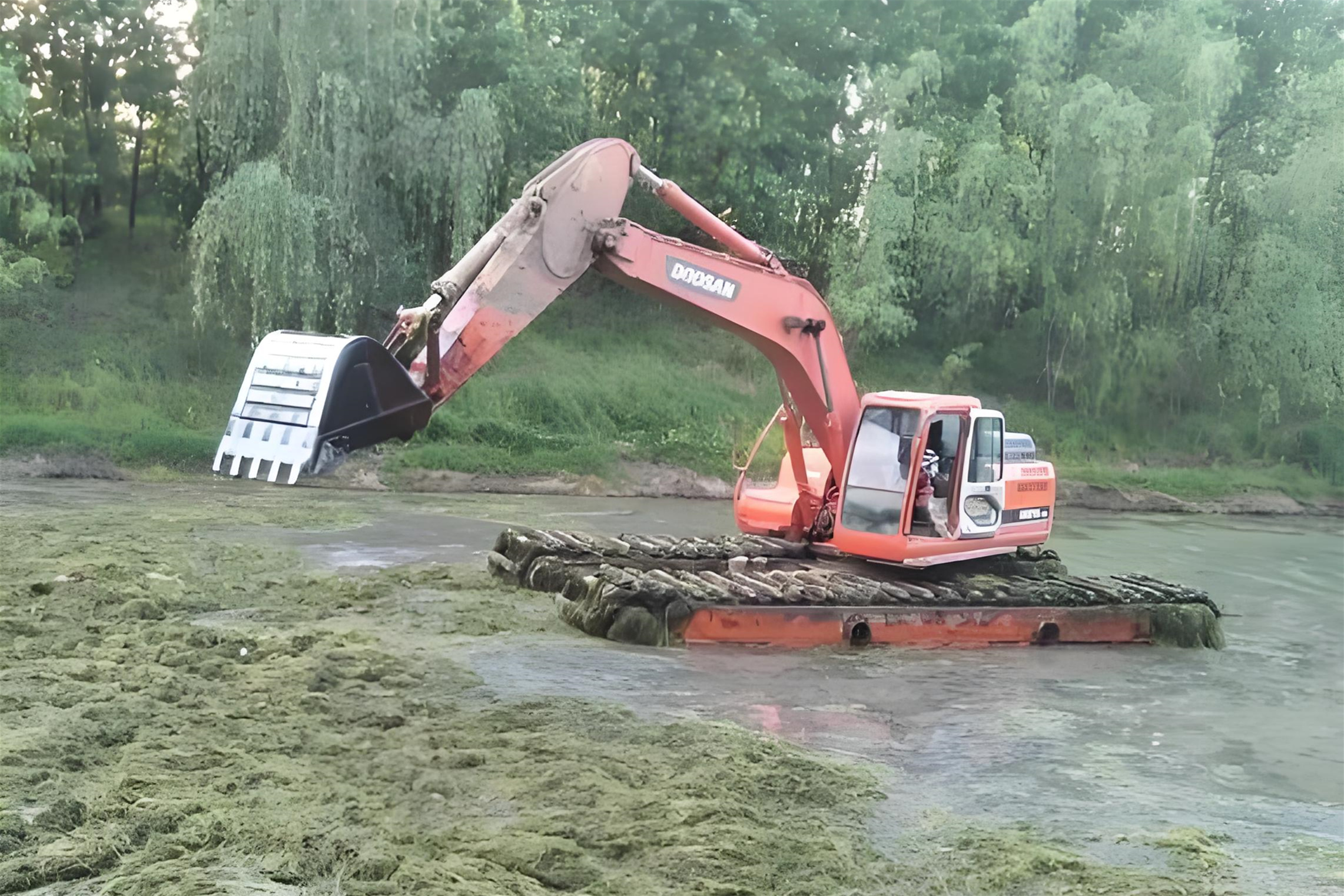 廣西南寧挖機清淤施工隊-沼澤清淤怎樣防止挖掘機下陷？