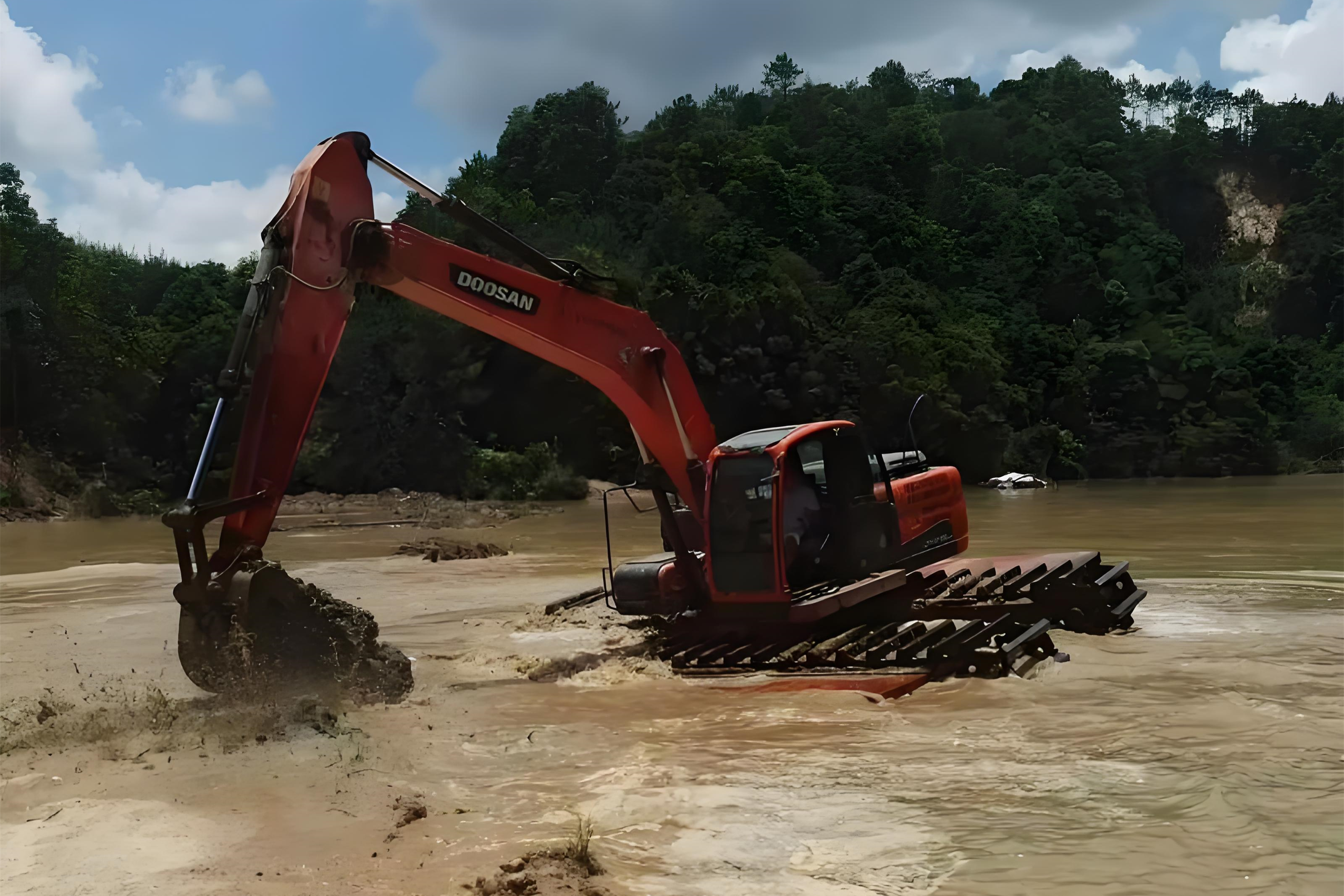 浙江杭州挖機清淤施工隊-沼澤地清淤需要先排水嗎？