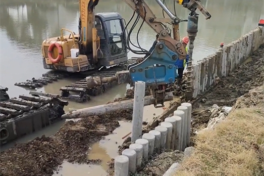 水泥樁批發(fā)廠家泓樺錦嘉-水泥仿木樁適合用于河道護坡嗎？