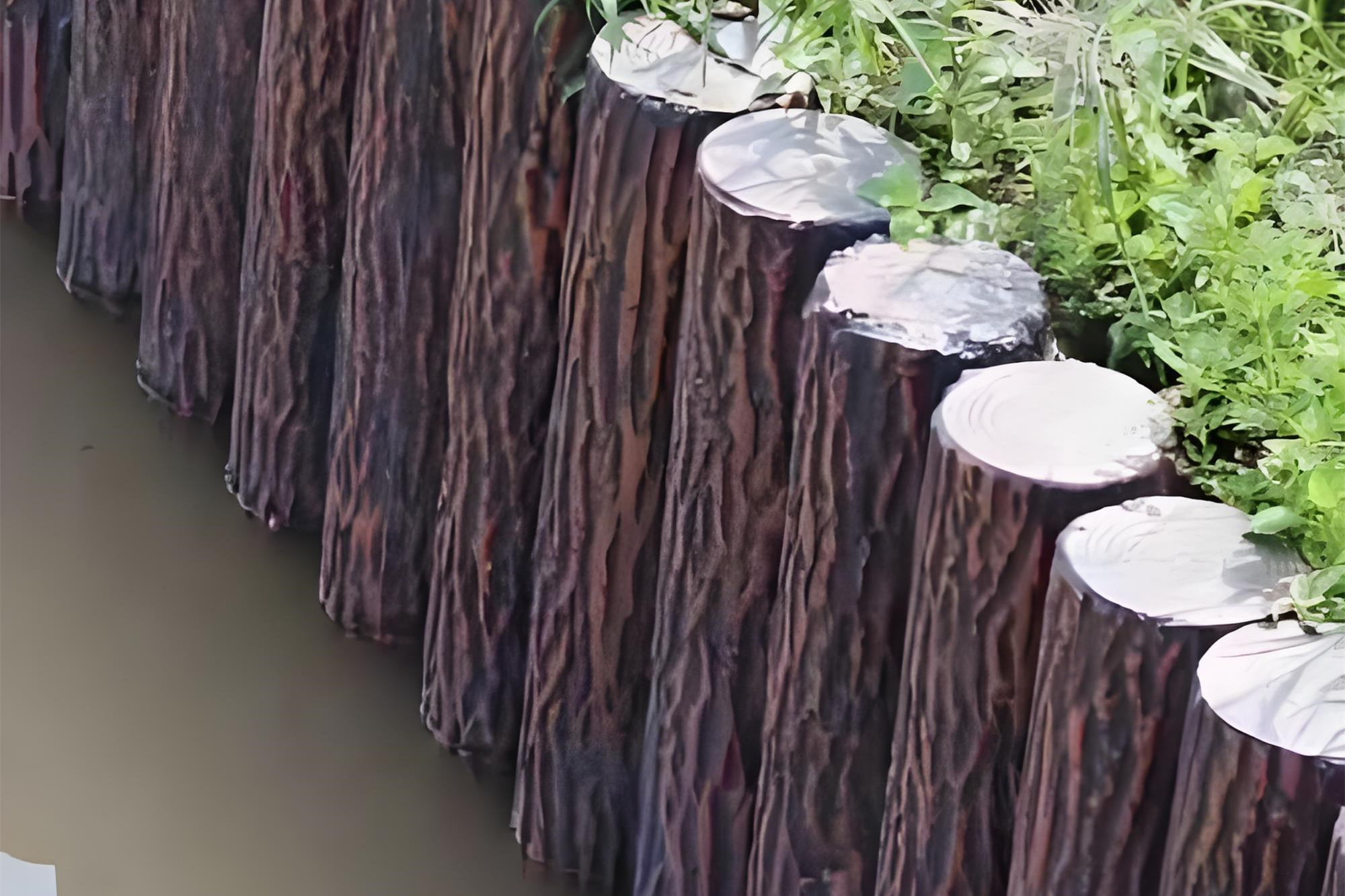 水泥樁批發(fā)廠家泓樺錦嘉-水泥仿木樁的顏色會褪色嗎？