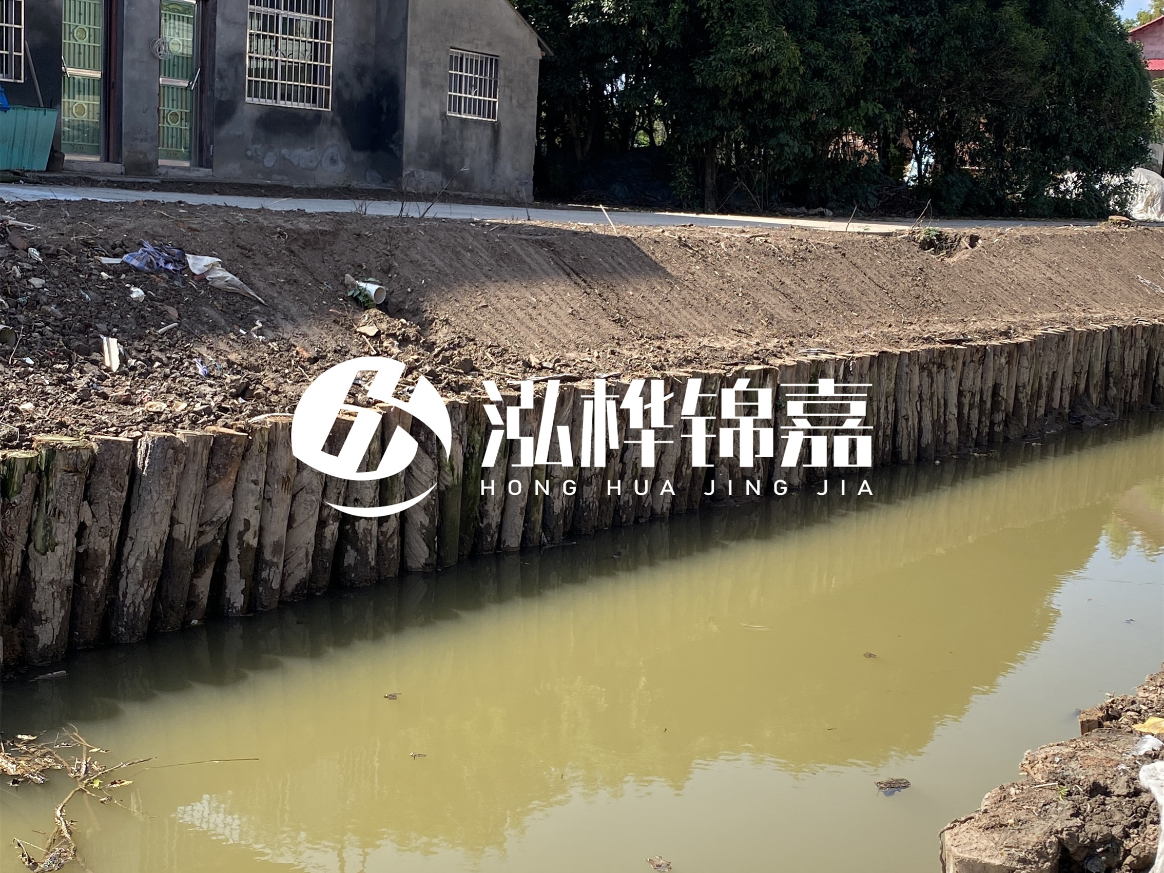 松木樁批發(fā)廠家泓樺錦嘉-圍堰松木樁間距多少能保證穩(wěn)定性？