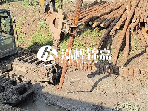 松木樁廠家泓樺錦嘉-原木松木樁的采購(gòu)注意事項(xiàng)？