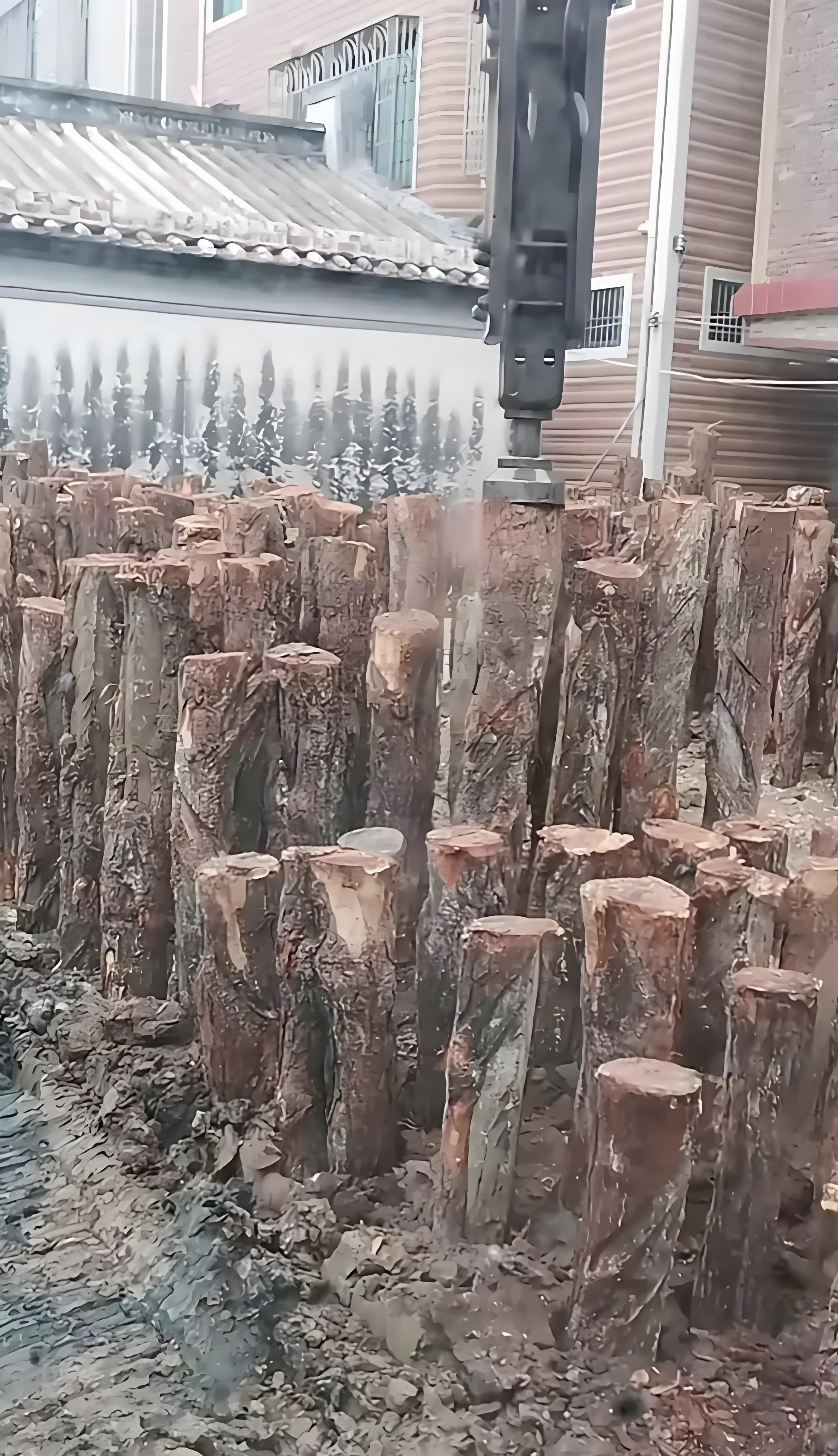 松木樁廠家泓樺錦嘉 - 河道駁岸樁和混凝土駁岸哪個更劃算？