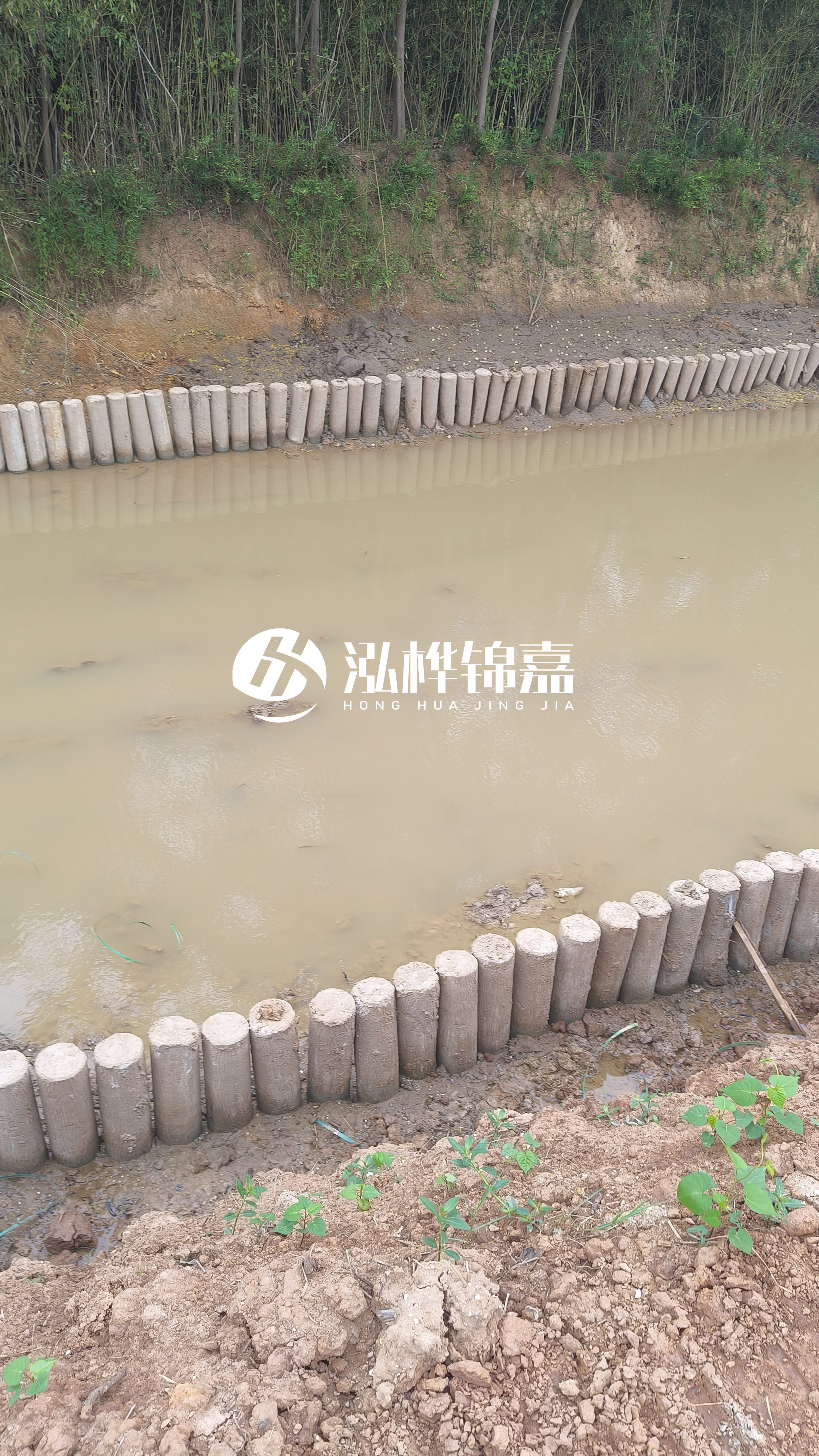 水泥仿木樁施工隊泓樺錦嘉 - 仿木樁施工的機(jī)械和松木樁施工通用嗎？